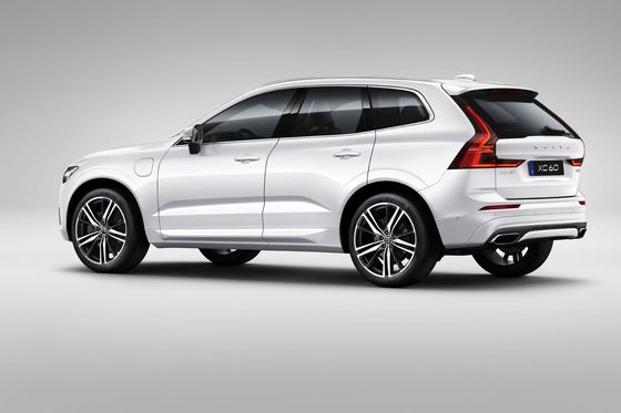 รถยนต์ไฟฟ้าขนาดกลาง 4 ล้อ 4WD 180Km/H กำลังสูงสุด 184KW Volvo XC60 B5