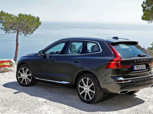 รถยนต์ไฟฟ้าขนาดกลาง 4 ล้อ 4WD 180Km/H กำลังสูงสุด 184KW Volvo XC60 B5