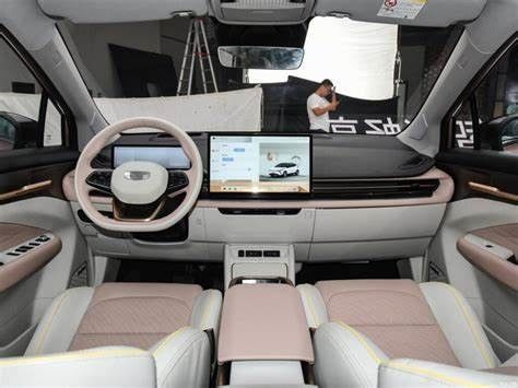 รถยนต์ไฟฟ้าที่เป็นมิตรกับสิ่งแวดล้อมสุดหรูขับเคลื่อน 4 ล้อ SUV Geely Geometry M6 450km CLTC