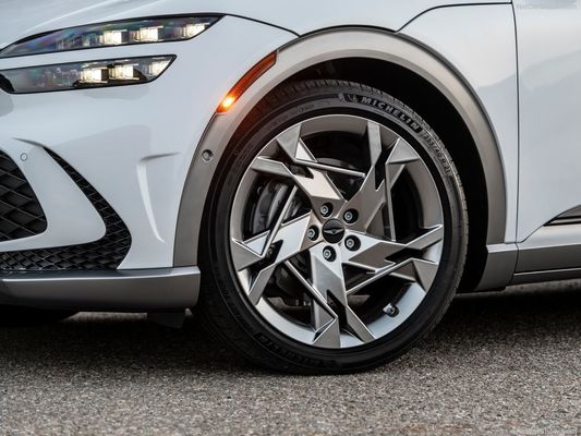 Genesis GV60 Upmarket All Electric Family Car With 76.4kwh แบตเตอรี่ 350Nm Of Torque รุ่นกระตุ้นและขับเคลื่อน