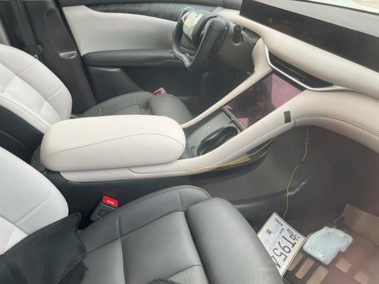 ขายด่วน Zhiji L6 ไฟฟ้าบริสุทธิ์ 4 ประตู ซีดาน มอเตอร์พลังงาน 216kw กับ A Half Spoke Steeling Wheel รถพลังงานใหม่