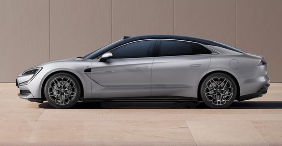 PRESALE 2024 New EV Car BYD Yangwang U7 Sedan ความต้านทานลมของ Cd 0.195 พลังงานมอเตอร์ 240Kw