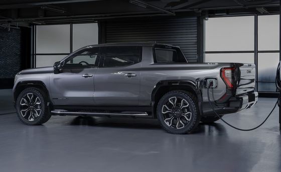 GMC Sierra EV ไพเวอร์ทรีนแบบสองมอเตอร์ที่มี 754P เรตติ้งให้ลากได้ถึง 9500 ปอนด์ และสามารถลากได้ถึง 1300 ปอนด์ของน้ําหนัก