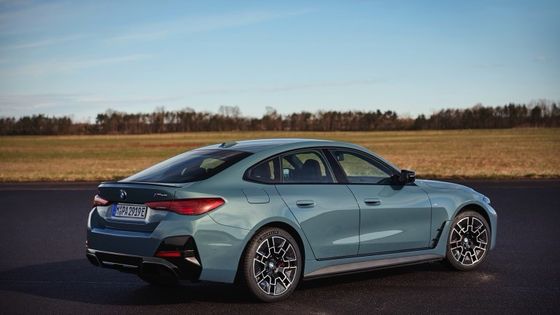 รถยนต์ไฟฟ้าบริสุทธิ์ ความสามารถสูง ระยะทาง 450 กิโลเมตร BMW i4 ความเร่ง 0-100 กิโลเมตรต่อชั่วโมง ในระยะเวลา 3.9 วินาที ความเร็วสูงสุด 225 กิโลเมตรต่อชั่วโมง พลังงาน 400kw