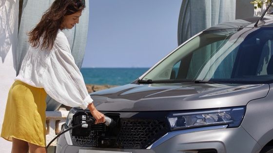 ตําแหน่งขับรถที่สบายและห้องนั่งที่ใช้ได้ดี ด้วยราคาดี Nissan Townstar MPV Pure Ev With WLTP 285km