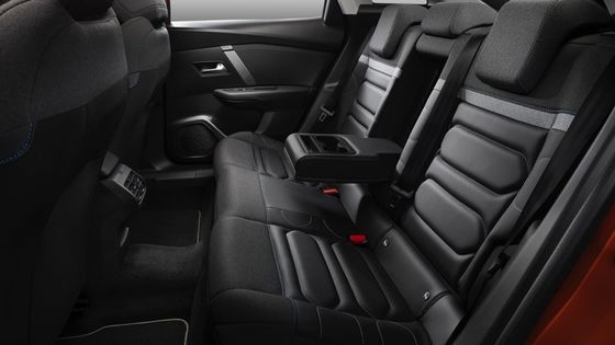 ขับดี E-C4 ของ Citroen ด้วยพลังงาน 115kW (156ps) ความเร็วสูงสุด 150km/h แบตเตอรี่ลิทธิียมไอออน 54kwh