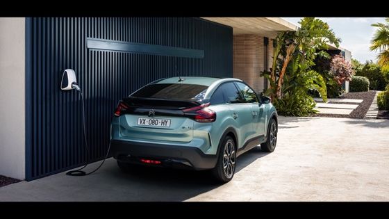 ขับดี E-C4 ของ Citroen ด้วยพลังงาน 115kW (156ps) ความเร็วสูงสุด 150km/h แบตเตอรี่ลิทธิียมไอออน 54kwh