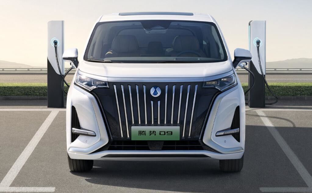 Denza D9 รถ MPV EV แบตเตอรี่ลิเธียมเหล็ก 571nm 4WD รถ SUV ไฟฟ้า 180 กม./ชม.