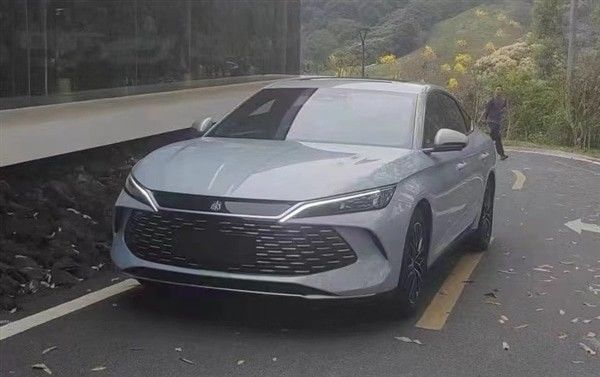 ขายด่วน 2024 BYD Qinn L DM-i รถไฟฟ้า 80 กิโลเมตร ติดถนนเร็วๆนี้ รถไฮบริด 1.5T 101ps L4 New Engergy Car