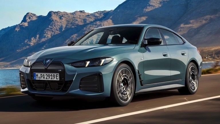 รถยนต์ไฟฟ้าบริสุทธิ์ ความสามารถสูง ระยะทาง 450 กิโลเมตร BMW i4 ความเร่ง 0-100 กิโลเมตรต่อชั่วโมง ในระยะเวลา 3.9 วินาที ความเร็วสูงสุด 225 กิโลเมตรต่อชั่วโมง พลังงาน 400kw