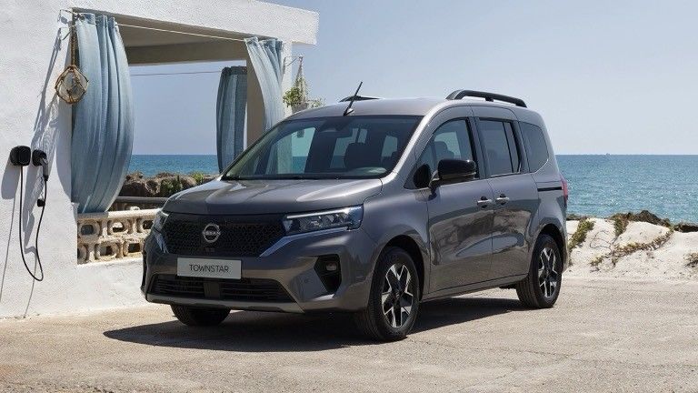 ตําแหน่งขับรถที่สบายและห้องนั่งที่ใช้ได้ดี ด้วยราคาดี Nissan Townstar MPV Pure Ev With WLTP 285km