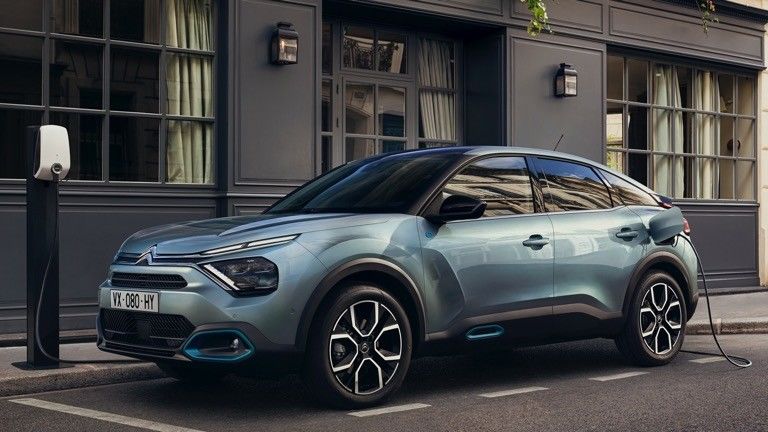 ขับดี E-C4 ของ Citroen ด้วยพลังงาน 115kW (156ps) ความเร็วสูงสุด 150km/h แบตเตอรี่ลิทธิียมไอออน 54kwh
